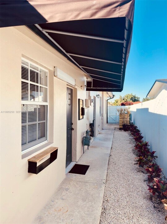 11611 NW 57th Ct in Hialeah, FL - Foto de edificio