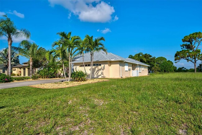 956 Boundary Blvd in Rotonda West, FL - Building Photo - Building Photo