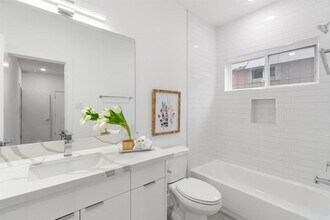 216 E 31st 1/2 St in Houston, TX - Building Photo - Building Photo