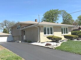 6944 W 106th Pl in Worth, IL - Building Photo