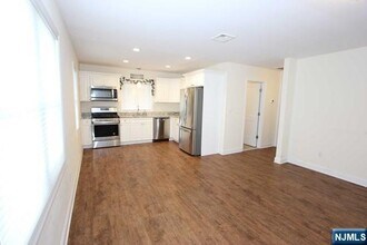 7 Grant St in Elmwood Park, NJ - Foto de edificio - Building Photo