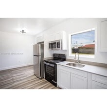 2424 NW 7th Ct in Miami, FL - Foto de edificio - Building Photo
