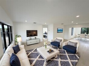 15300 NW 32nd Ave in Opa Locka, FL - Foto de edificio - Building Photo