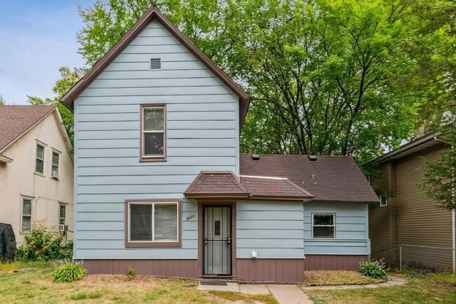 3020 Queen Ave N in Minneapolis, MN - Building Photo - Building Photo