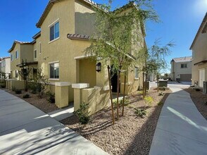 802 Spring Estates Ave in North Las Vegas, NV - Building Photo - Building Photo