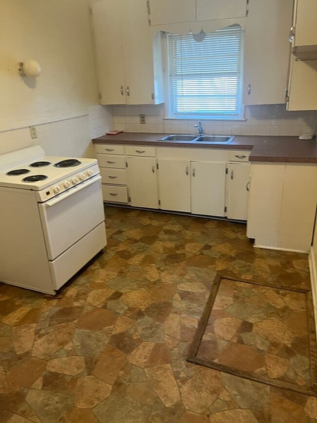 704 N High St in Newton, KS - Building Photo - Building Photo