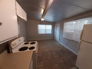 2170-2172 Davis Ct in Ft. Myers, FL - Building Photo - Building Photo