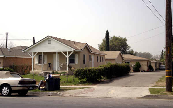 149-153 S Vernon Ave in Azusa, CA - Building Photo