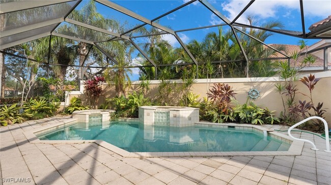 5958 Paradise Cir in Naples, FL - Foto de edificio - Building Photo