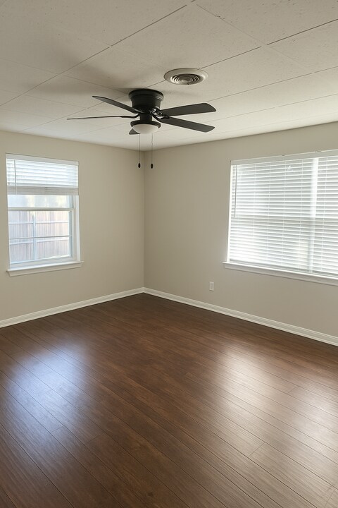 2723 Engle Ave in Dallas, TX - Building Photo