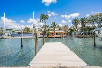 14827 N Bayshore Dr in Madeira Beach, FL - Building Photo - Building Photo