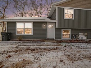 556 Quarterline Rd in Muskegon, MI - Building Photo - Building Photo