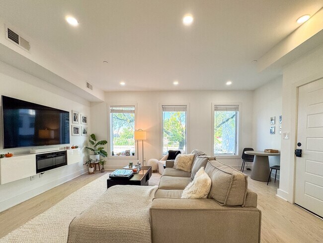 231 Maverick St, Unit 3 in Boston, MA - Foto de edificio - Building Photo