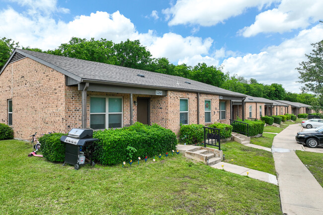 The Summit at Unique Gardens Apartments in Fort Worth, TX - Building Photo - Primary Photo