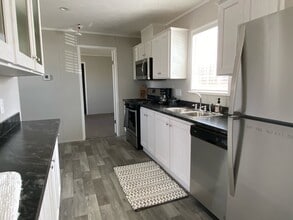 5203 Rhine Dr in Flint, MI - Building Photo - Building Photo