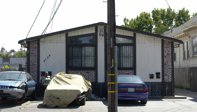 2134 Fruitvale Ave in Oakland, CA - Foto de edificio - Building Photo