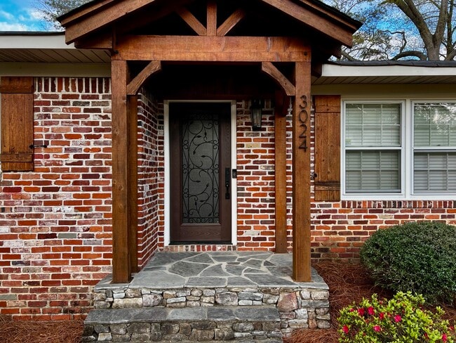 3024 Whispering Pines Cir in Hoover, AL - Foto de edificio - Building Photo