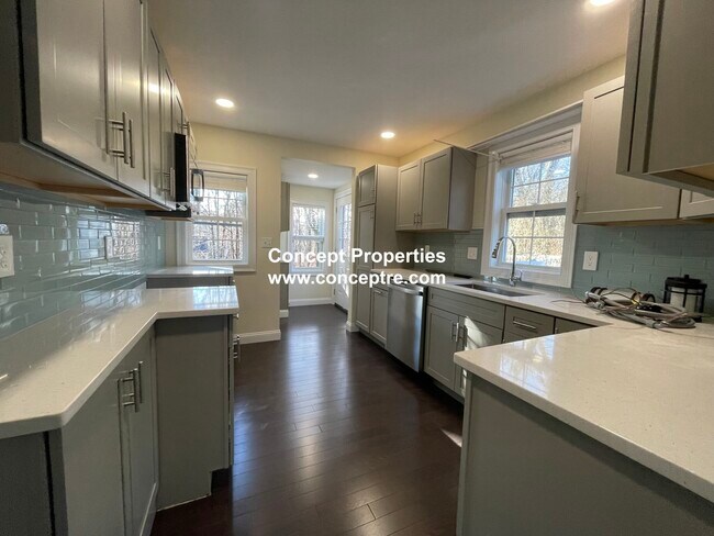 48 Caldwell Rd in Waltham, MA - Foto de edificio - Building Photo