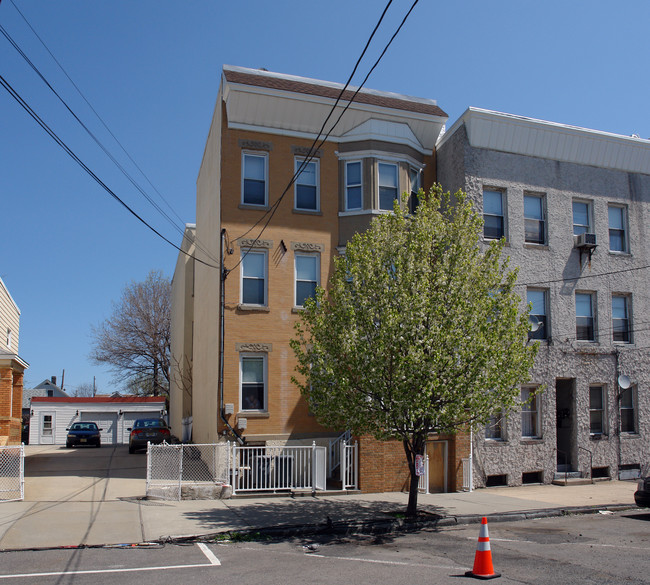 87 E 25th St in Bayonne, NJ - Building Photo - Building Photo