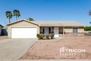 828 N Pine Ct in Gilbert, AZ - Building Photo