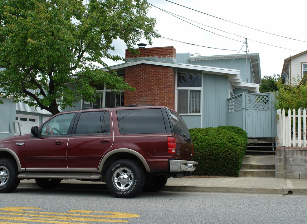 9 Ashton Ave in Millbrae, CA - Building Photo