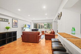 4201 Cathedral Ave NW, Unit 503W in Washington, DC - Foto de edificio - Building Photo