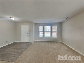 9899 Olympic Cir in Indianapolis, IN - Foto de edificio - Building Photo