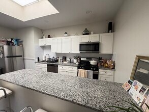 996 Chestnut St in Newton, MA - Building Photo - Building Photo