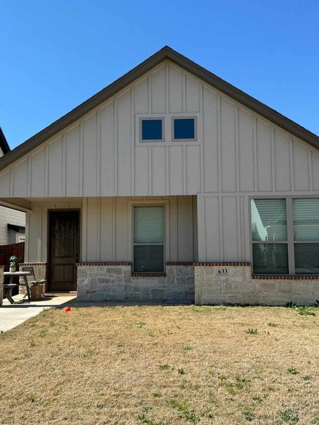633 The Cottages Dr in Godley, TX - Building Photo - Building Photo