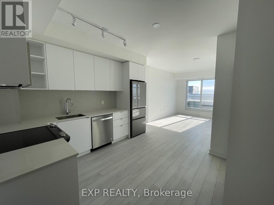 100-100 Eagle Rock Way in Vaughan, ON - Building Photo
