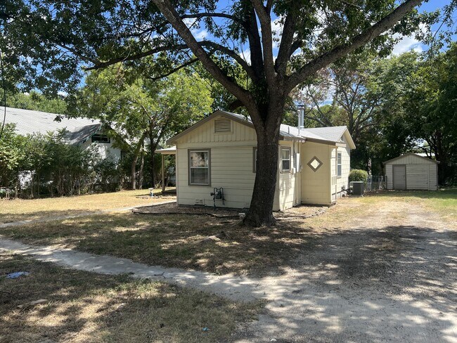 920 E Walnut St in Hillsboro, TX - Building Photo - Building Photo