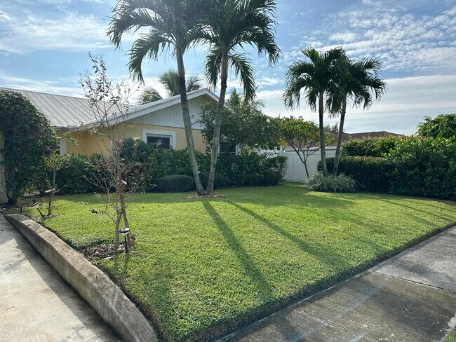 5010 Woodstone Cir N in Greenacres, FL - Building Photo - Building Photo