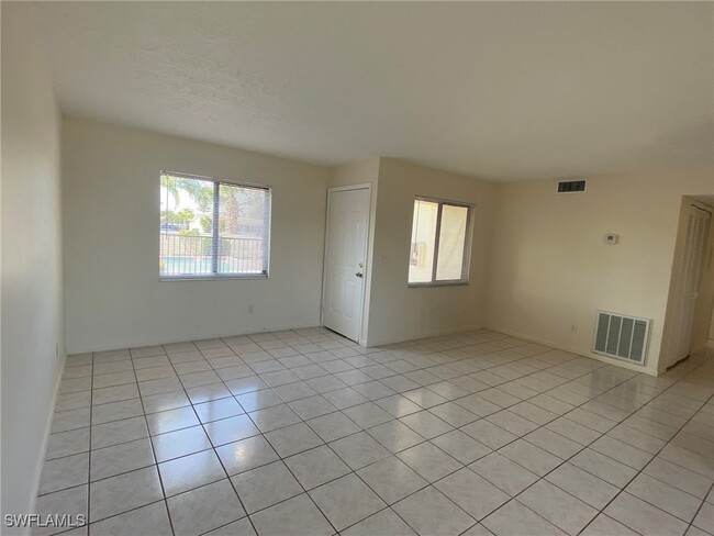 151 Cape Coral Pkwy W in Cape Coral, FL - Foto de edificio - Building Photo