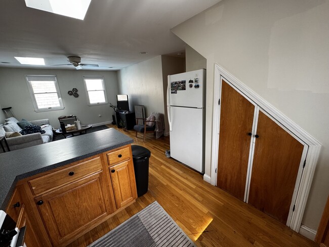 24 Burnham St, Unit 3 in Somerville, MA - Foto de edificio - Building Photo