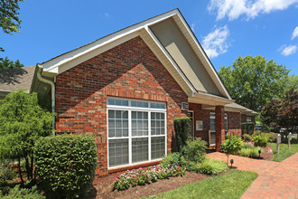 The Amesbury on West Market in Greensboro, NC - Building Photo - Building Photo