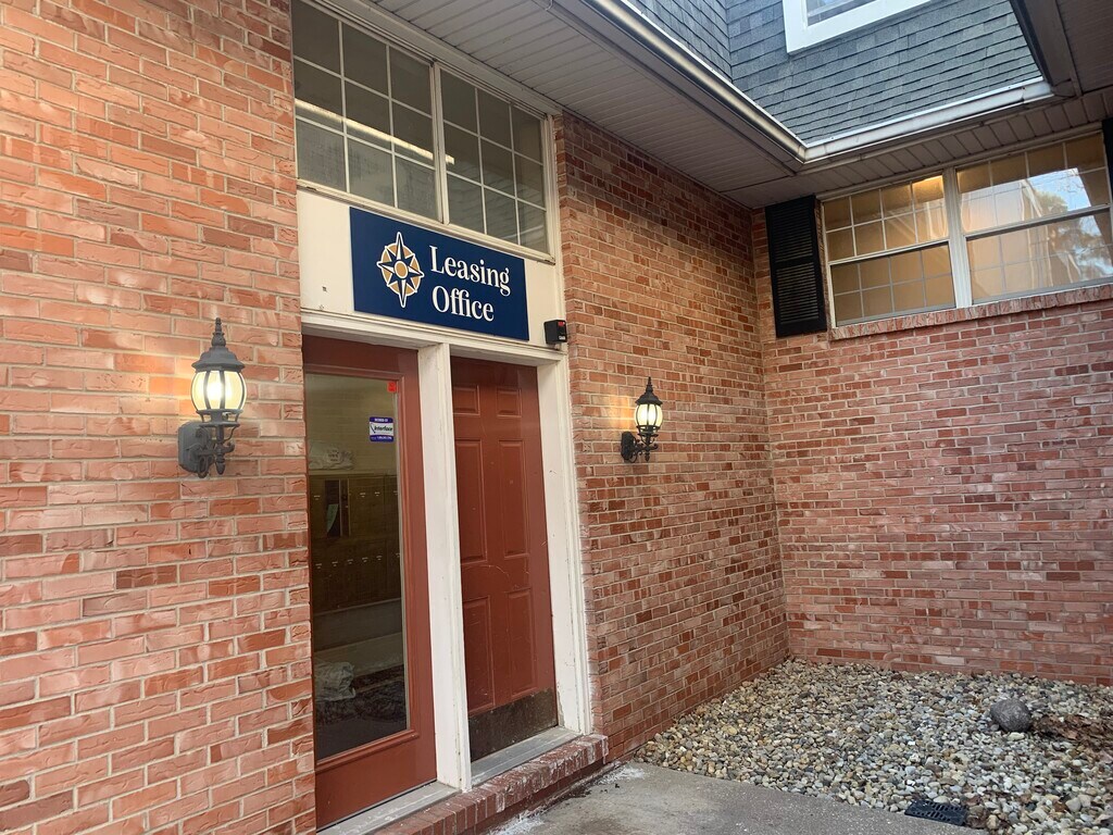 Versailles Apartments Peoria, IL Apartments