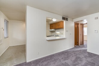 353 E 13th Ave in Columbus, OH - Building Photo - Interior Photo