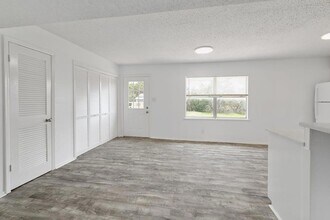 5211 Thunderbird St, Unit B in Lago Vista, TX - Building Photo - Building Photo