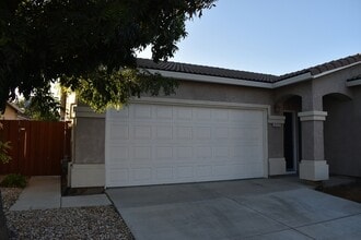 805 Vía Rosa in Los Banos, CA - Building Photo - Building Photo