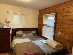 484 Moriches-Middle Island Road in Manorville, NY - Building Photo - Building Photo