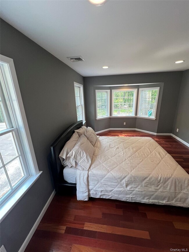 5 Sunny Line Dr in Riverhead, NY - Building Photo - Building Photo