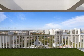 2000 Island Blvd in Aventura, FL - Foto de edificio - Building Photo