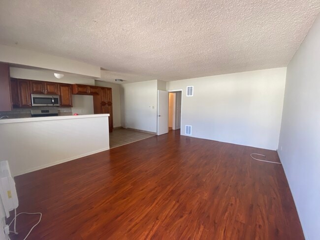 The Frontier in Reseda, CA - Foto de edificio - Building Photo