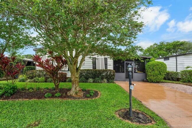 7894 SE Saratoga Dr in Hobe Sound, FL - Building Photo - Building Photo