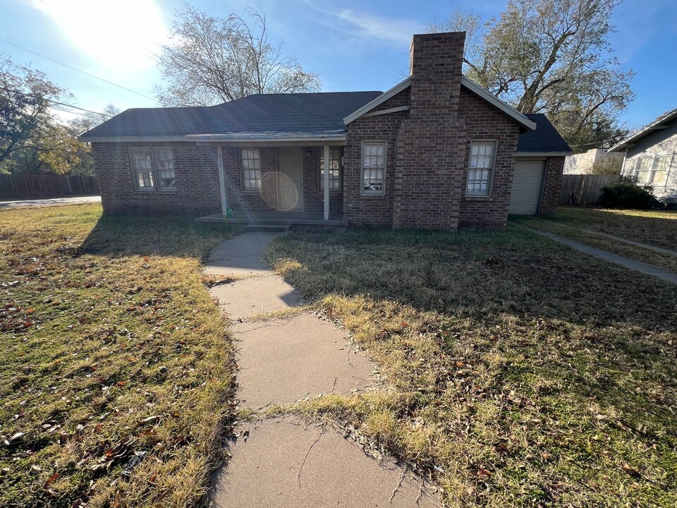 2101 15th St in Lubbock, TX - Building Photo