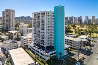 Summer Villa in Honolulu, HI - Building Photo - Building Photo
