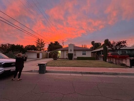 2425 C St in Bakersfield, CA - Building Photo