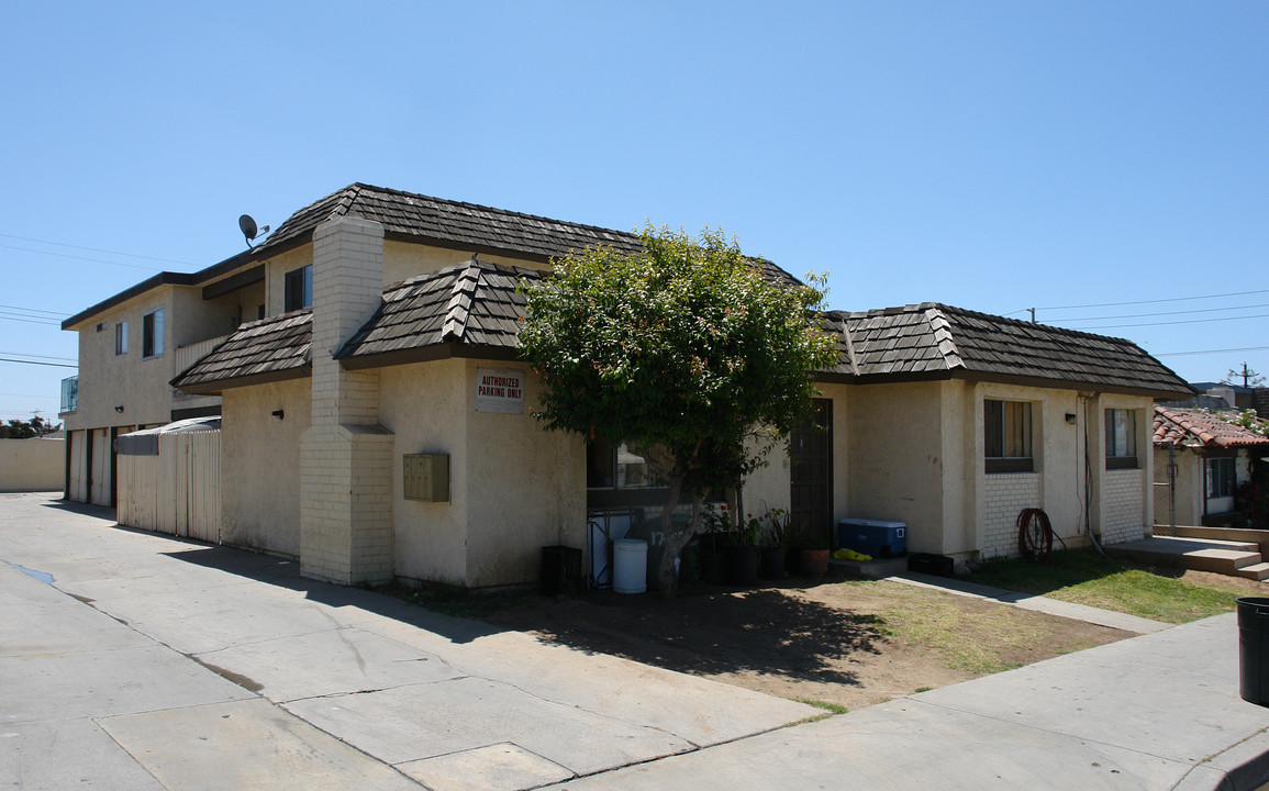 17462 Dairyview Cir in Huntington Beach, CA - Building Photo