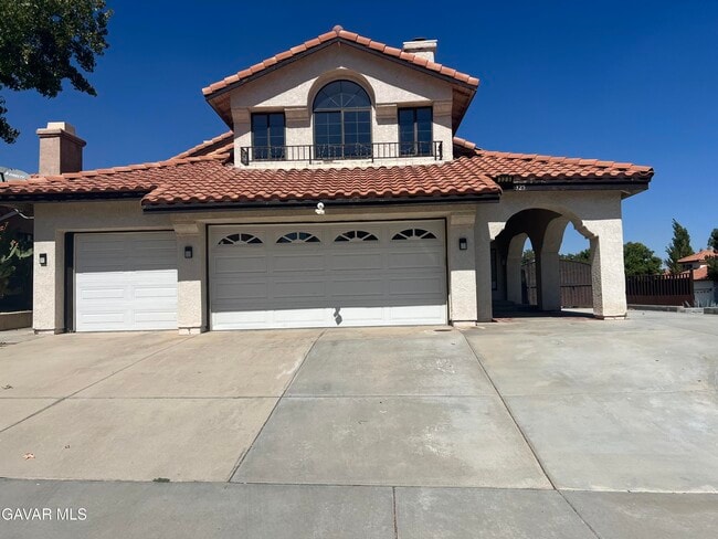 325 Rainbow Terrace in Palmdale, CA - Building Photo - Building Photo