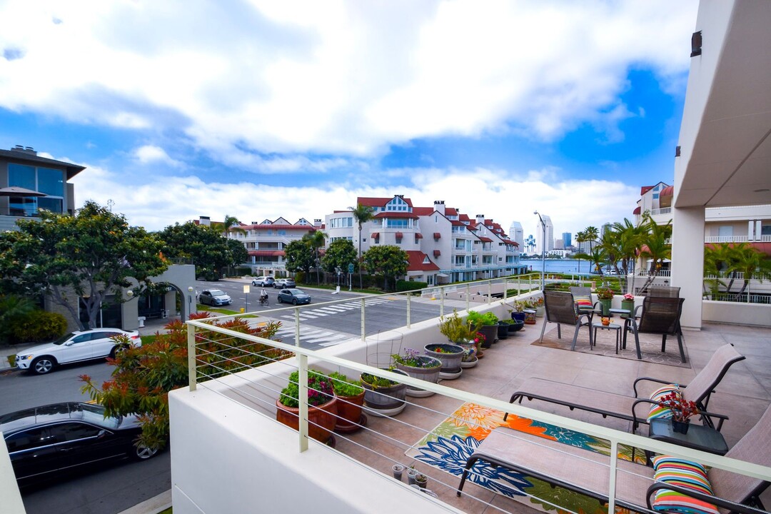 1220 1st St in Coronado, CA - Building Photo